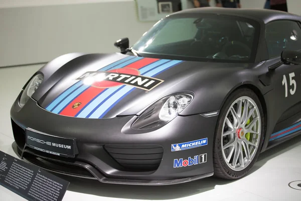 Buitenkant en exposities van Porsche Museum. — Stockfoto