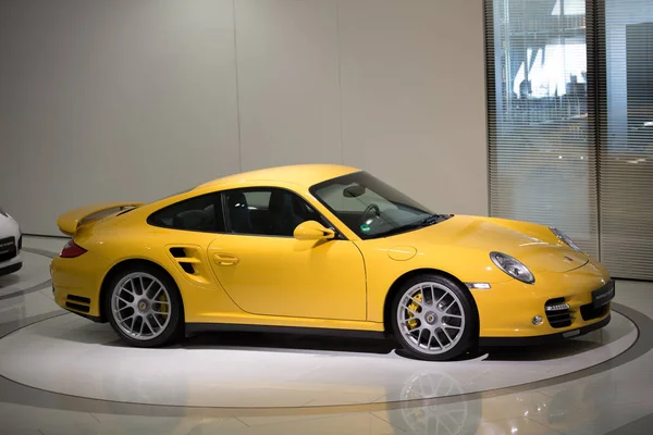 Extérieur et expositions du Musée Porsche . — Photo