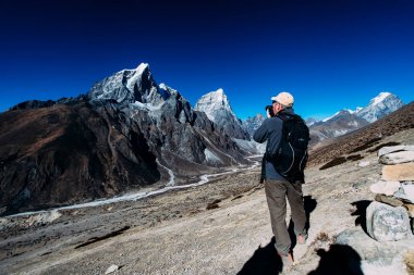 Katmandu, Nepal - 21 Aralık 2012: Yürüyüşçüler Everest Dağı merkez kampa yürüyor. Himalaya Dağları fotoğrafını çekmek.