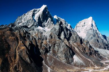 Nepal Himalayalar üzerinde büyük dağlar.