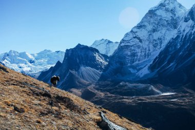 Nepal Himalayalar üzerinde büyük dağlar.