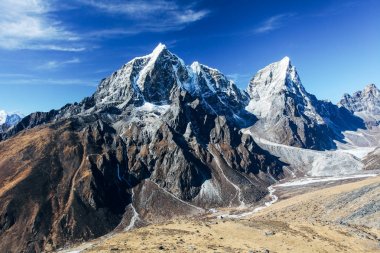 Nepal Himalayalar üzerinde büyük dağlar.