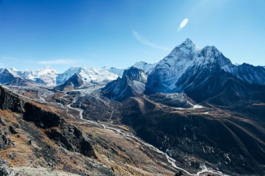 Nepal Himalayalar üzerinde büyük dağlar.