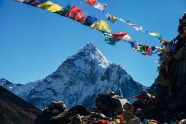 Nepal Himalayalar üzerinde büyük dağlar.
