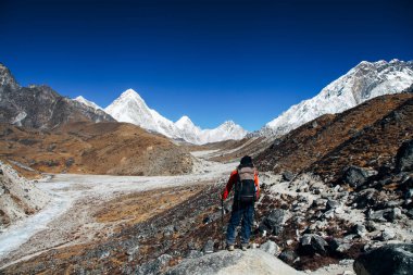 Katmandu, Nepal - 22 Aralık 2012: Yürüyüşçüler Everest Dağı merkez kampa yürüyor. Himalaya Dağları fotoğrafını çekmek.