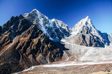 Nepal Himalayalar üzerinde büyük dağlar.