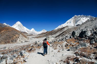 Katmandu, Nepal - 22 Aralık 2012: Yürüyüşçüler Everest Dağı merkez kampa yürüyor. Himalaya Dağları fotoğrafını çekmek.