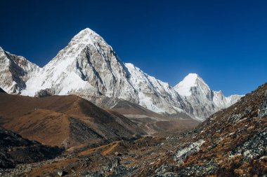 Nepal Himalayalar üzerinde büyük dağlar.