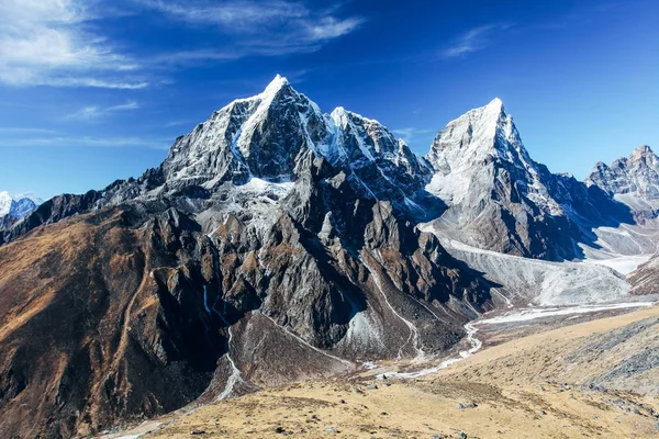 Nepal Himalayalar üzerinde büyük dağlar.