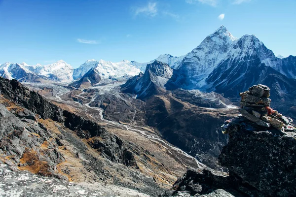 Nepal Himalayalar üzerinde büyük dağlar.