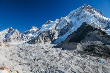 Şaşırtıcı Dağları Himalayalar - Nepal üzerinde.
