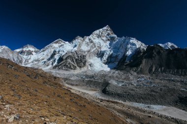 Şaşırtıcı Dağları Himalayalar - Nepal üzerinde.