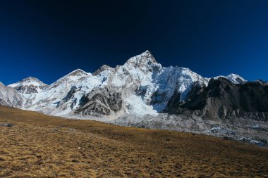 Şaşırtıcı Dağları Himalayalar - Nepal üzerinde.