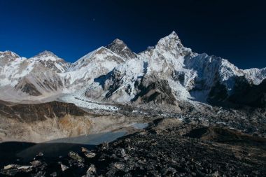 Şaşırtıcı Dağları Himalayalar - Nepal üzerinde.
