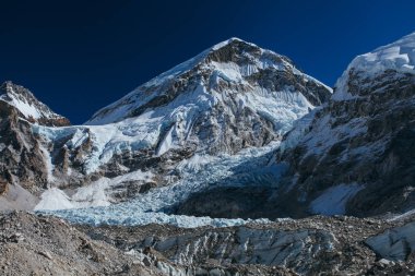 Şaşırtıcı Dağları Himalayalar - Nepal üzerinde.
