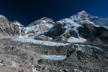 Şaşırtıcı Dağları Himalayalar - Nepal üzerinde.