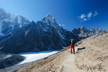 Katmandu, Nepal - 25 Aralık 2012: Yürüyüşçüler Everest Dağı Merkez kampına Himalaya dağlarda trekking.
