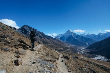 Katmandu, Nepal - 25 Aralık 2012: Himalaya Dağları Everest ana kampı giderken fotoğrafını çekmek fiyatı.