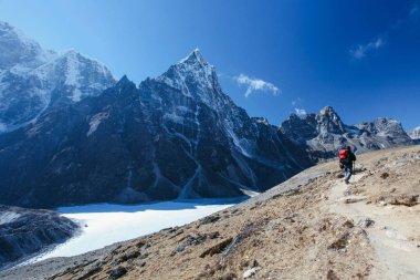 Katmandu, Nepal - 25 Aralık 2012: Yürüyüşçüler Everest Dağı Merkez kampına Himalaya dağlarda trekking.