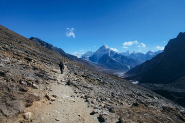 Katmandu, Nepal - 25 Aralık 2012: Yürüyüşçüler Everest Dağı Merkez kampına Himalaya dağlarda trekking.