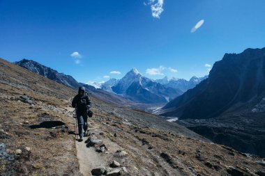 Katmandu, Nepal - 25 Aralık 2012: Yürüyüşçüler Everest Dağı Merkez kampına Himalaya dağlarda trekking.