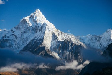 Şaşırtıcı Dağları Himalayalar - Nepal üzerinde.