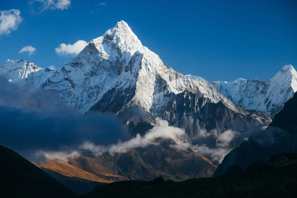 Şaşırtıcı Dağları Himalayalar - Nepal üzerinde.