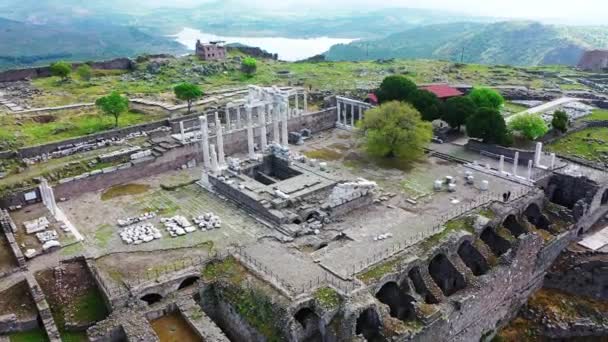上の町を意味するアクロポリスは イズミルのペルガモン古代都市の最も重要な遺跡を持っています トルコ — ストック動画
