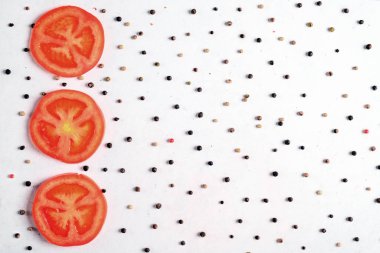 Sebze deseni. Yemek arkaplanı. Beyaz arkaplanda domates ve baharat bileşimi.