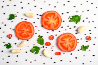 Sebze deseni. Yemek arkaplanı. Beyaz arka planda domates, biber, maydanoz, sarımsak ve baharat kompozisyonu.