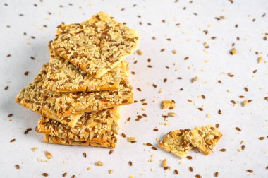 Mısır gevreğiyle çıtır ekmek dilimi. Ayçekirdeği, keten tohumu ve susam tohumlu sağlıklı kurabiyeler..