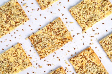 Mısır gevreğiyle çıtır ekmek dilimi. Ayçekirdeği, keten tohumu ve susam tohumlu sağlıklı kurabiyeler..