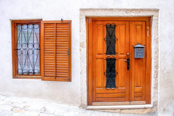 Facciata Una Vecchia Casa Con Porta Finestra Marrone Croazia — Foto Stock