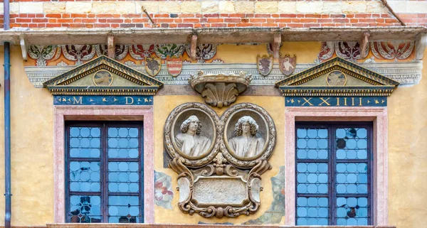 Facade Old Building Blue Window Bas Relief Board Heads — Stock Photo, Image