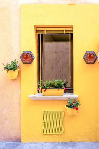 窓のある古い家のファサード 花や提灯のある花器 — ストック写真