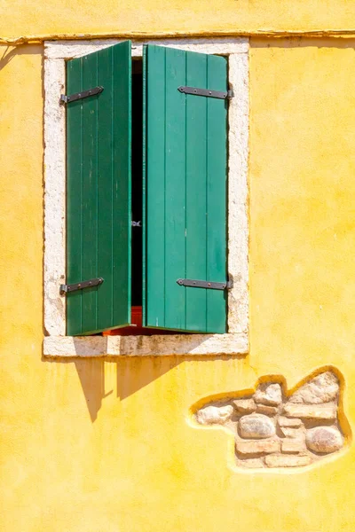 Fachada Una Antigua Casa Amarilla Con Ventanas Con Persianas Verdes — Foto de Stock