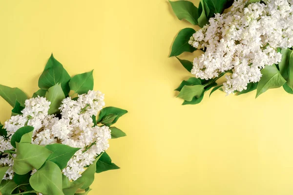 Bukett Med Vackra Vita Lila Blommor Gul Bakgrund Ovanifrån Kopiera — Stockfoto