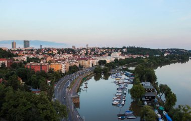 Vysehrad, Prague görünümden. Vltava Nehri üzerinde tekne.