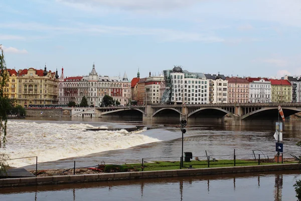 Pohled na Tančící dům ze zadní části Vltavy. Pra — Stock fotografie