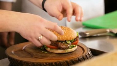 Bir lezzetli gurme yemek rötuşları bir restoranda Şef tarafından verilmektedir 