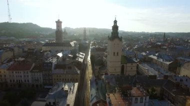 Lviv Church yakınındaki hava uçuş. Panorama Lviv: tarihi kent merkezine ve diğer nesneler 