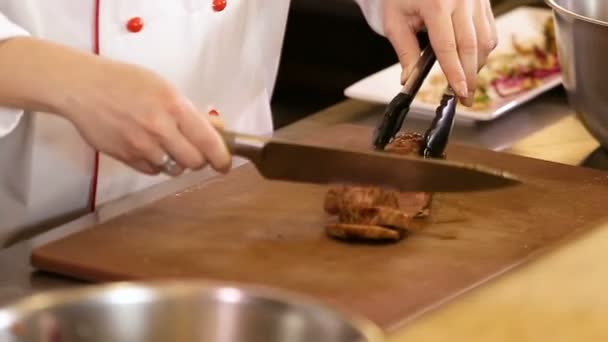 Close Mãos Segurando Carne Cozida Uma Tábua Corte Cortando Carne — Vídeo de Stock