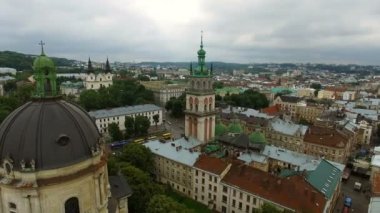 Lviv Church yakınındaki hava uçuş. Panorama Lviv: tarihi kent merkezine ve diğer nesneler