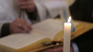 Rahip kilisede dua okur.