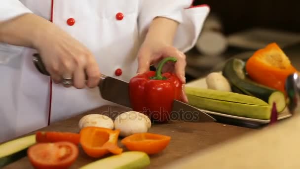 Mulher mãos cortando doce Red Bell Pepper em uma placa de corte de madeira — Vídeo de Stock