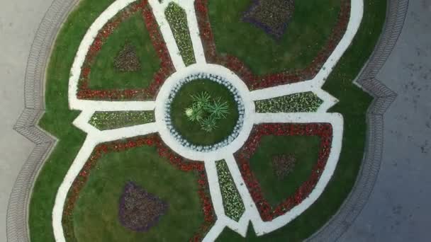 Arbour e canteiros de flores no parque nomeado por Bauman no dia de verão. Vista aérea — Vídeo de Stock