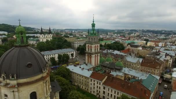 Vuelo aéreo cerca de la iglesia de Lviv. Panorama Lviv: casco antiguo y otros objetos — Vídeos de Stock