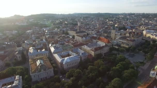 Flug über die Altstadt von Lwiw — Stockvideo