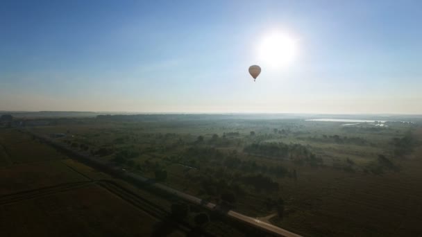 Immagine aerea di una mongolfiera che viaggia libera nel cielo . — Video Stock