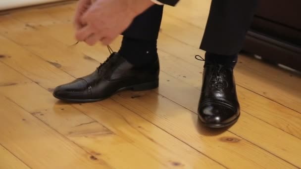 Handen van man lace schoenen — Stockvideo